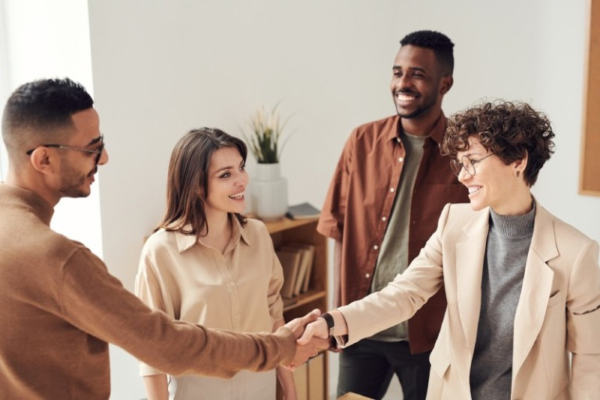 Mối quan hệ trong môi trường làm việc: Sự cân nhắc giữa sự thân thiết và chuyên nghiệp