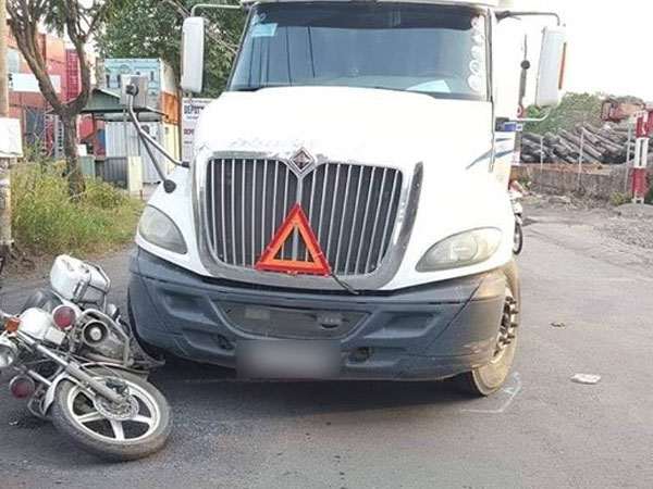 Tạm giữ hình sự tài xế tông vào xe CSGT trên cao tốc