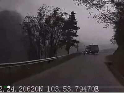 Clip: Xe tải lật nghiêng khi vào cua, lao xuống vực sâu 100m ở Lào Cai