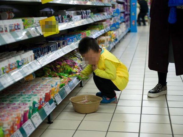 Cháu làm vỡ trứng bị đòi đền gấp 10 lần, lời của người bà làm cô bán hàng xấu hổ