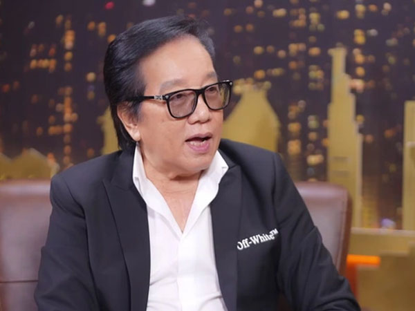 Elvis Phương tuổi 79: Lên giường là nắm tay vợ, nguyện khi ra đi cũng phải hôn vợ mới nhắm mắt xuôi tay