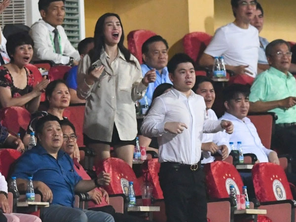 Hoa hậu Đỗ Mỹ Linh và chồng chủ tịch CLB Hà Nội ăn mừng hụt, nàng hậu biểu cảm cực dễ thương khi hiếm hoi xuất hiện ở SVĐ