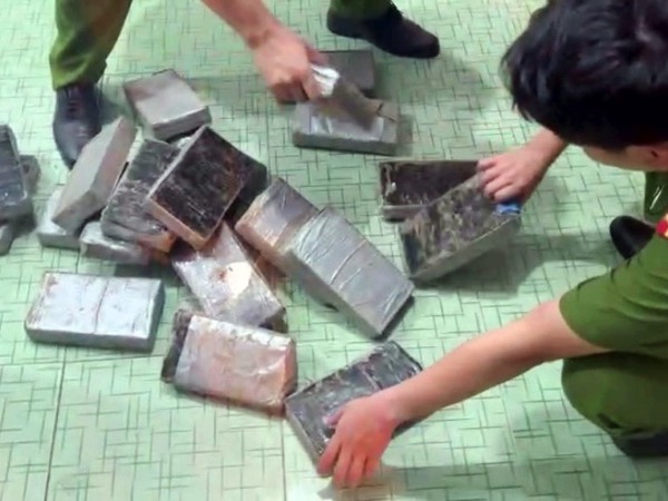 Nguồn gốc hàng trăm kilôgam ma túy dạng cocaine trôi dạt vào bờ biển?