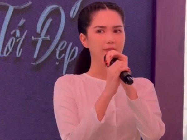 Ngọc Trinh ăn mặc giản dị, xúc động trong ngày về quê thực hiện lời hứa với bà con