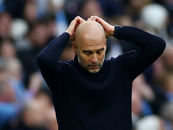 Pep Guardiola thừa nhận chức vô địch không còn nằm trong tay Man City sau trận hòa Arsenal