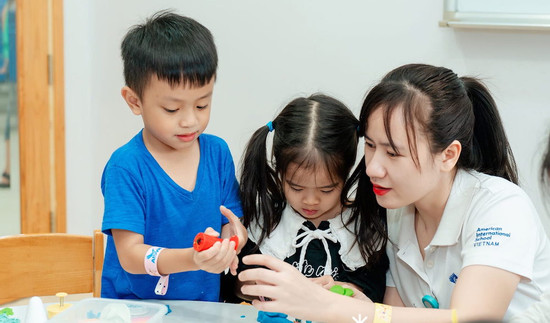 Chưa mở tài khoản ngân hàng, 1.200 học sinh trường quốc tế Mỹ vẫn nghỉ học