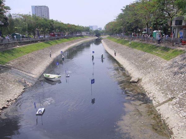 Hà Nội lấy nước sông Hồng để hồi sinh sông Tô Lịch