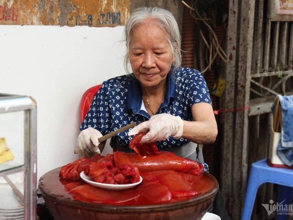 Quán sứa đỏ Hà Nội ba đời cắt bằng thanh tre, ủ sứa trong chậu sành trăm tuổi