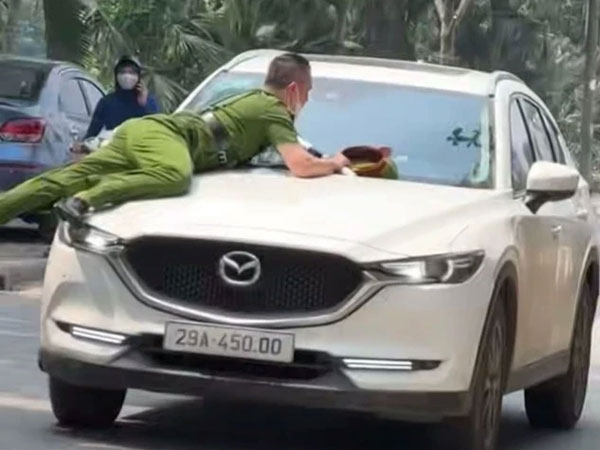 Tài xế Mazda hất cảnh sát lên nóc ca pô dương tính với ma tuý
