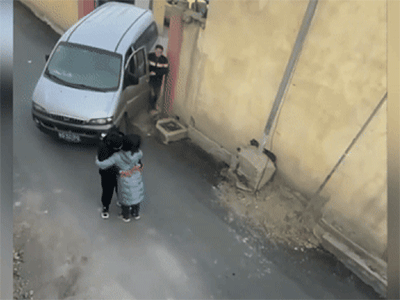 Cặp đôi ôm nhau giữa đường chắn lối đi, tài xế ô tô có cách xử lý hết sức 'nhân văn'