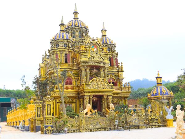 Nườm nượp check-in tòa lâu đài 'dát vàng' của đại gia kinh doanh phế liệu