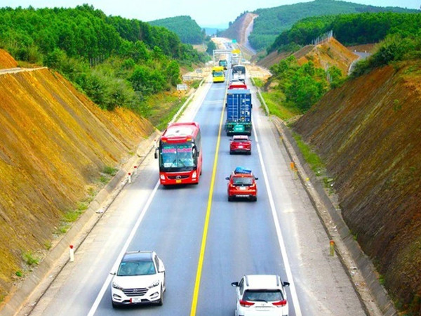 Chính thức cấm xe khách 30 chỗ, xe tải đi vào cao tốc Cam Lộ - La Sơn từ 4-4