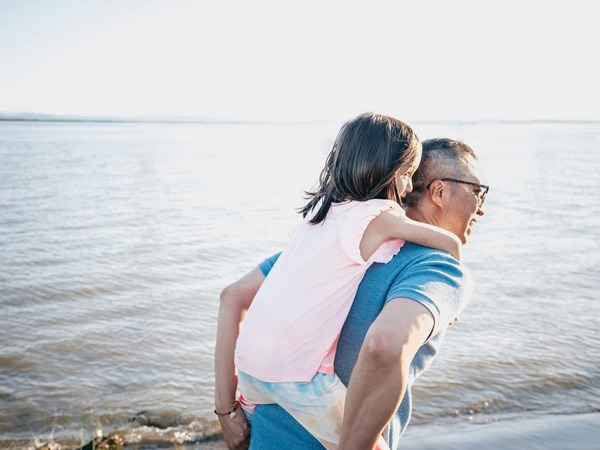 Lén gửi tiền nuôi con riêng, tôi rơi nước mắt khi nghe vợ nói mấy câu