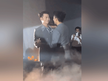 Mê cái cách Ninh Dương Story kỷ niệm 10 năm bên nhau: Hết cosplay The Weeknd đến khiêu vũ tình tứ, thêm 1 hành động khiến con dân bấn loạn!