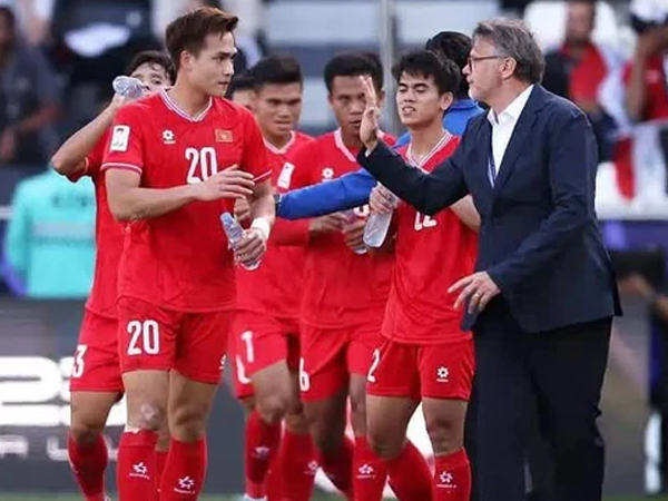 Ngôi sao ĐT Việt Nam lần đầu lên tiếng bênh HLV Troussier: 'Nhìn thầy rất thương'