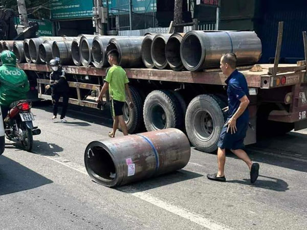 Cuộn thép rơi xuống đường trúng người đi xe máy