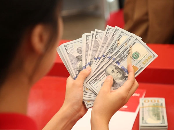 Giá USD ngân hàng vượt 25.100 đồng