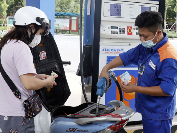 Giá xăng tăng lần thứ 3 liên tiếp vào ngày mai?