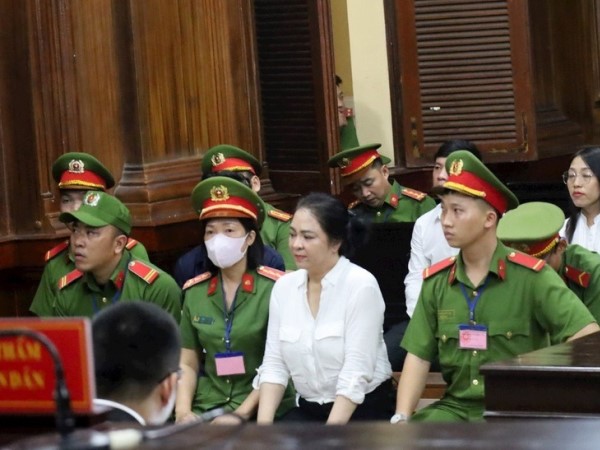 Bà Nguyễn Phương Hằng vẫn bị dẫn giải ra tòa dù xin xét xử vắng mặt