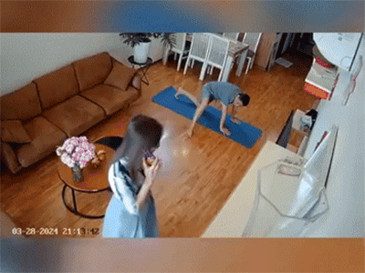 Bỏ tiền trong túi nhưng không biết rơi mất từ lúc nào, vợ check camera phát hiện cảnh 'dở khóc dở cười'