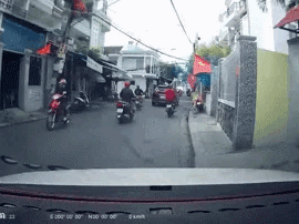 Khoảnh khắc cột điện đổ sập khiến anh nhân viên ngã đập người xuống mặt đường