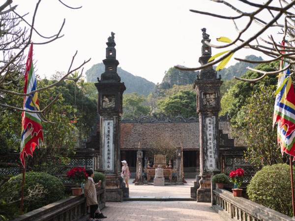 Đến Cố đô Hoa Lư, thăm ngôi đền cổ nổi tiếng linh thiêng