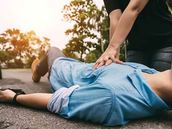 Đang chơi bóng đá, người đàn ông ngưng tim, ngã gục