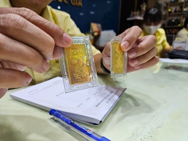 Yếu tố nào khiến giá vàng tăng sốc, có nên mua vàng SJC lúc này?