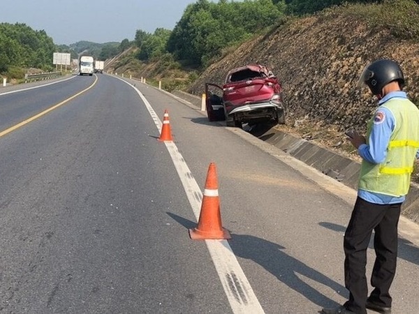 Nhiệt độ mặt đường cao tốc Cam Lộ - La Sơn lên tới 63 độ C, nhiều ô tô bị vỡ lốp