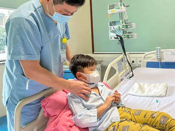Ngã đập cổ vào kệ tivi, bé trai 7 tuổi vỡ khí quản, nguy kịch