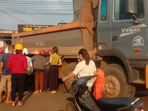 Mẹ đau đớn chứng kiến con trai 8 tuổi tử vong dưới bánh xe ben