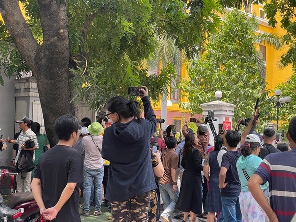 CLIP: Xét xử vụ án bà Nguyễn Phương Hằng, hàng trăm Youtuber tụ tập trước toà