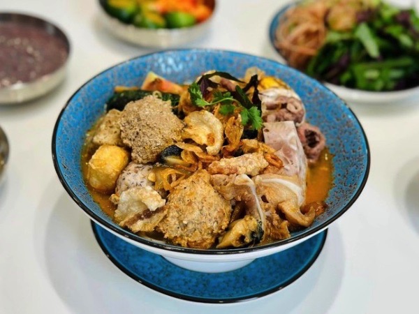 Khách Tây choáng ngợp 'ma trận gia vị' trong bún riêu Việt