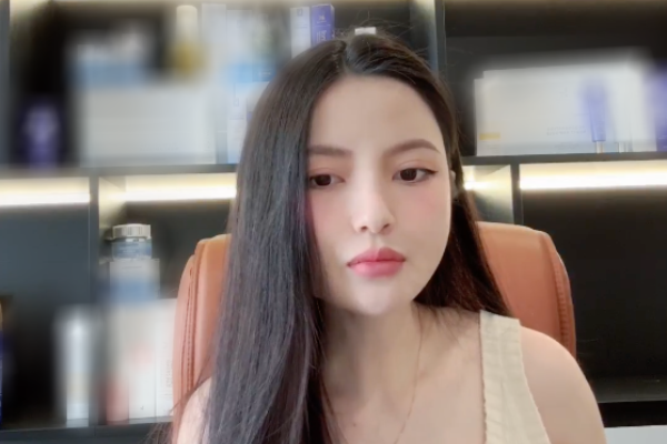 Lên sóng livestream giữa lùm xùm với studio ảnh cưới, Chu Thanh Huyền lộ chi tiết nhịn đói từ sáng đến trưa để 'cày tiền'