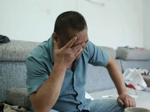 Cho cô chú tiền chữa bệnh, đổi lại họ cho tôi 1 túi rau khô: Về nhà kiểm tra tôi điếng người khi thấy 1 thứ