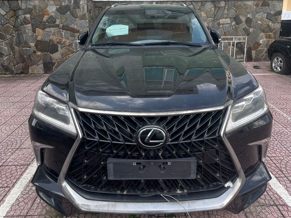 Hạ giá cả tỷ đồng, lô xe Lexus LX 570, Range Rover vẫn ế khách
