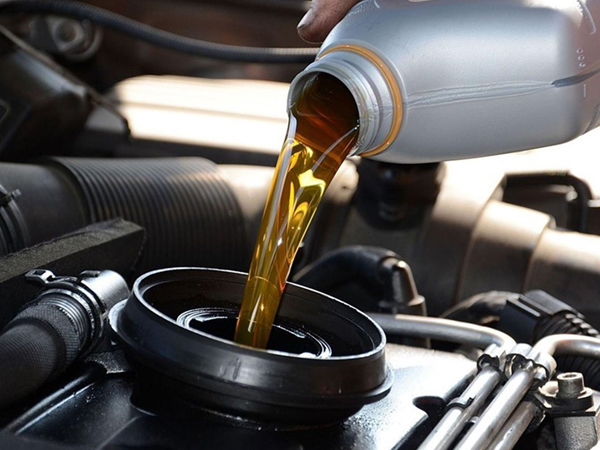 Xe ô tô sẽ ra sao nếu đổ nhầm dầu động cơ diesel vào động cơ xăng?