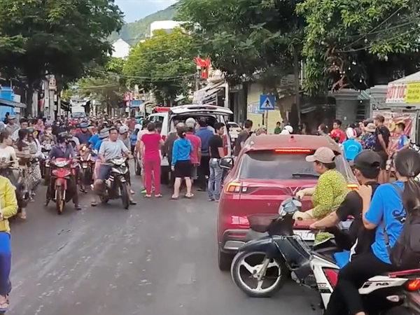 Một học sinh lớp 5 tử vong, nhiều em nhập viện sau khi ăn sáng trước cổng trường?