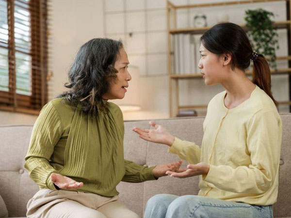 Cháu biếu bà 5 triệu, vài ngày sau tôi hỏi vay tiền mẹ chồng thì phát hiện sự thật phũ phàng