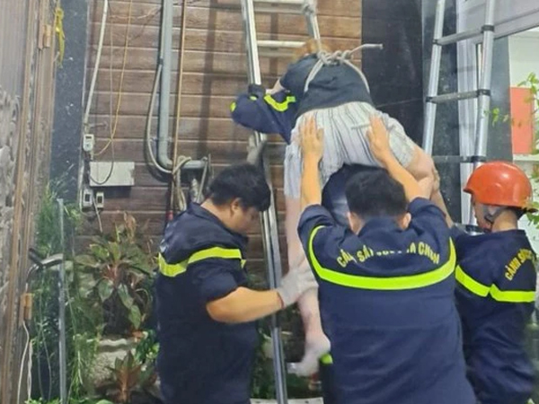 Cứu người phụ nữ ngã từ tầng 3 lúc rạng sáng