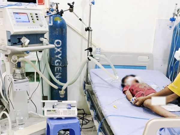 Bé gái 8 tuổi nguy kịch vì mẹ giã lá ngón vào nước ngọt cho uống