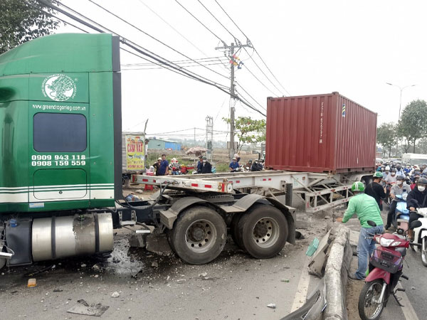 Sau âm thanh chát chúa, 3 người lọt vào gầm xe container