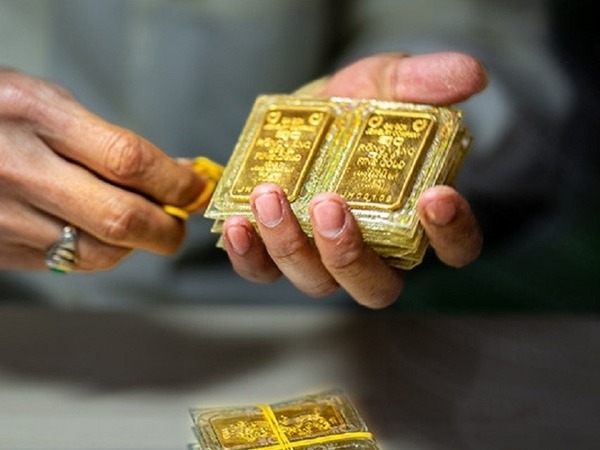 Tăng như vũ bão, vàng SJC vượt 82 triệu/lượng, vàng nhẫn phá kỷ lục 73 triệu