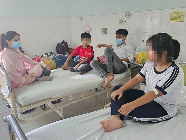 Vụ nữ sinh lớp 5 tử vong và nhiều em ngộ độc sau khi ăn sáng trước cổng trường: Các bạn đã ăn những gì?
