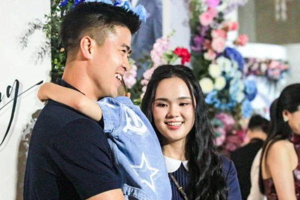 Vợ Duy Mạnh lên tiếng khi con trai bị dân mạng công kích vì một hành động ở đám cưới Quang Hải
