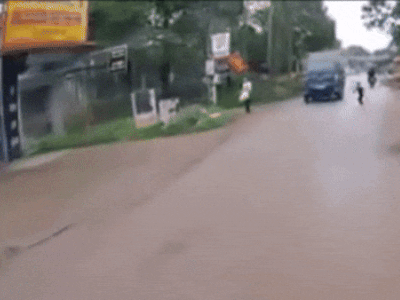 Clip: Đột ngột lao sang đường, bé trai suýt bị xe tải cán trúng