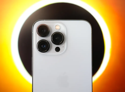 Đừng cầm iPhone chụp ảnh thứ này vào ngày 8/4 tới đây: Nếu cố tình làm, camera của bạn sẽ cháy