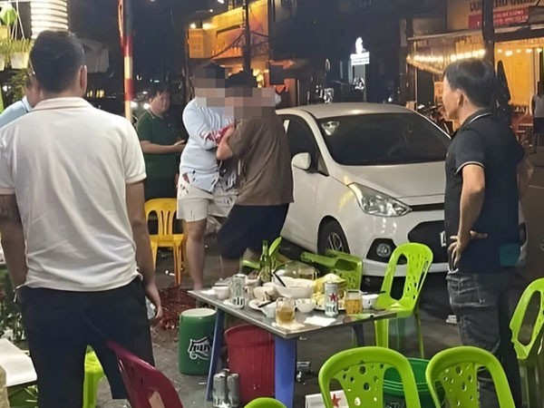 Mâu thuẫn trên bàn nhậu, nhân viên IT đâm bạn tử vong