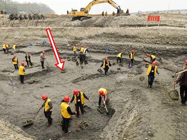 Phát hiện kho báu hơn 10.000 vật bằng vàng dưới sông, chuyên gia hút nước 4 tháng liên tục mới lấy được