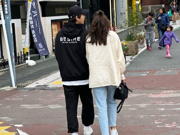 Dậy sóng ảnh Song Joong Ki và vợ Tây hẹn hò ở nước ngoài: Dựa sát rạt khác 'một trời một vực' lúc tới SVĐ